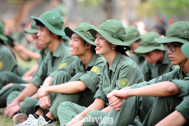 Ngắm nhìn nữ sinh Học viện Nông nghiệp hăng say tập đội ngũ - ảnh 11