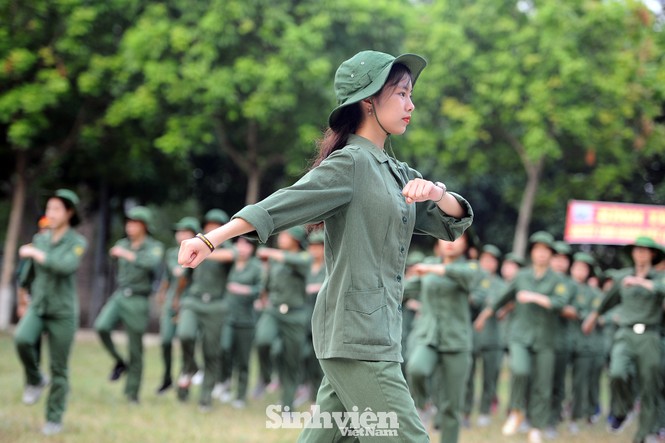 Ngắm nhìn nữ sinh Học viện Nông nghiệp hăng say tập đội ngũ - ảnh 2
