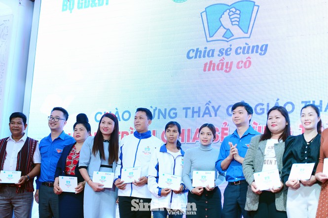 Trao sổ tiết kiệm tặng 63 giáo viên người dân tộc thiểu số - ảnh 1