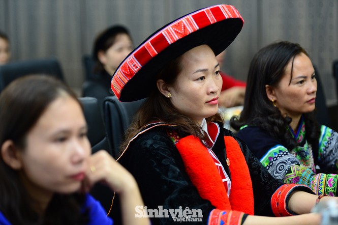 Nhiều thầy, cô giáo đã hy sinh cả tuổi trẻ để chăm lo cho học sinh như con em mình - ảnh 6