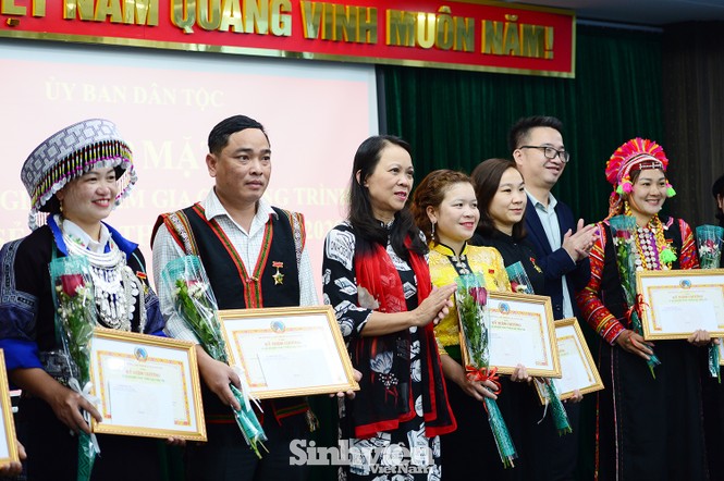 Nhiều thầy, cô giáo đã hy sinh cả tuổi trẻ để chăm lo cho học sinh như con em mình - ảnh 2