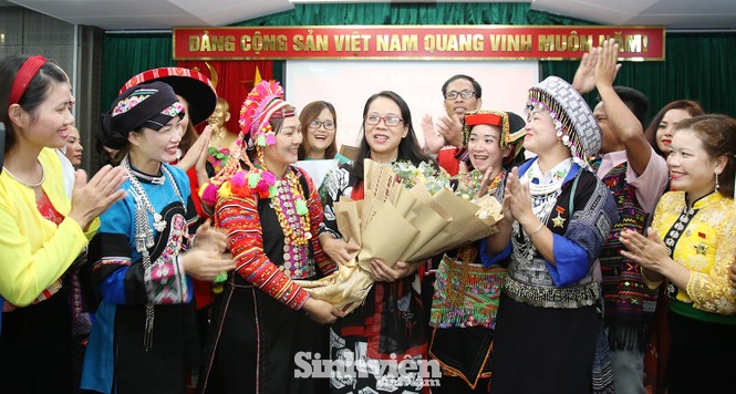 Nhiều thầy, cô giáo đã hy sinh cả tuổi trẻ để chăm lo cho học sinh như con em mình - ảnh 1