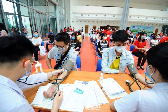 Hàng ngàn bạn trẻ tham gia chương trình hiến máu