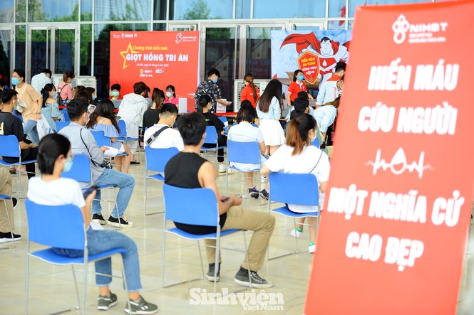 Hàng ngàn bạn trẻ tham gia chương trình hiến máu