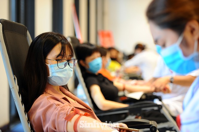 Hàng ngàn bạn trẻ tham gia chương trình hiến máu