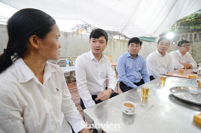T.Ư Hội Sinh viên Việt Nam thăm hỏi gia đình nữ sinh viên Ngân hàng bị sát hại - ảnh 2