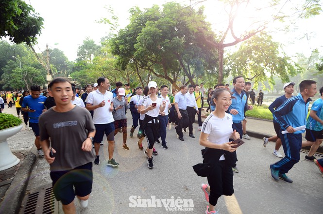 Gần 20.000 sinh viên tham gia giải chạy ủng hộ đồng bào miền Trung - ảnh 8