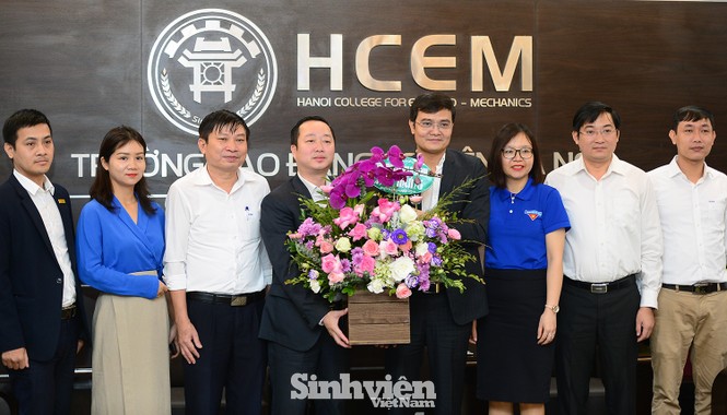 Lãnh đạo T.Ư Đoàn thăm, chúc mừng tập thể giáo viên trường CĐ Cơ điện Hà Nội - ảnh 1