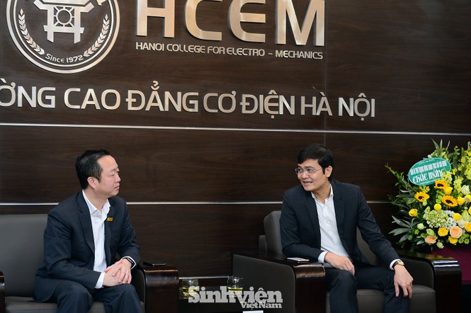 Lãnh đạo T.Ư Đoàn thăm, chúc mừng tập thể giáo viên trường CĐ Cơ điện Hà Nội - ảnh 2