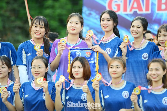 Khoảnh khắc nữ sinh ĐH Mở Hà Nội tung người đá bóng - ảnh 14