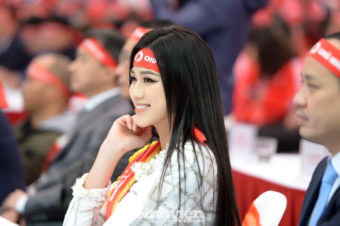 Hoa hậu Việt Nam năm 2020 Đỗ Thị Hà rạng rỡ trong chương trình “Chủ Nhật Đỏ” - ảnh 1