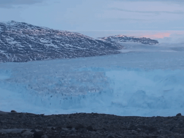 Cảnh ngoạn mục của núi băng khổng lồ dài 6.4 km tách khỏi sông băng