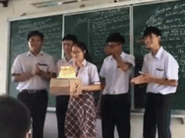 "Cuộc sống mà" phiên bản thổi bánh sinh nhật của nữ sinh khiến cư dân mạng cười vật vã