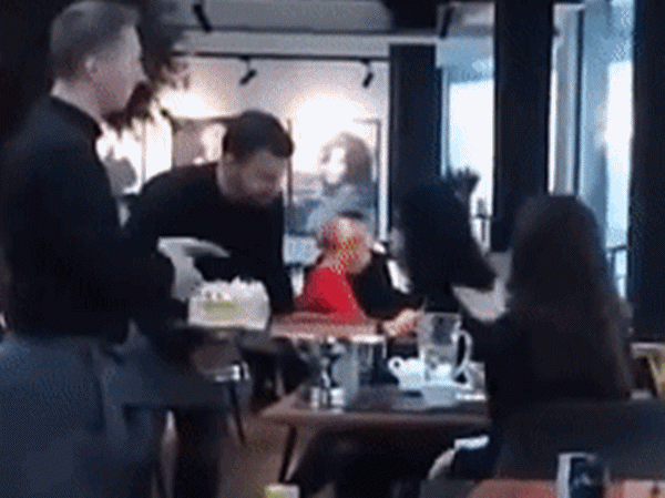Nhân viên nhà hàng đập thẳng bánh kem vào mặt thực khách vì ức chế