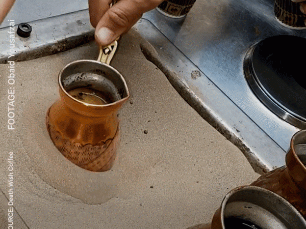 Món cà phê đun trên “chảo cát nóng” độc lạ của vùng Trung Đông