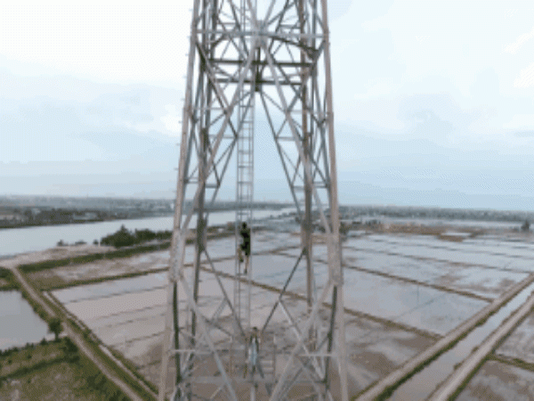Sau nhà ống hút khổng lồ, vlogger NTN lại gây tranh cãi khi leo cột điện cao 100 mét
