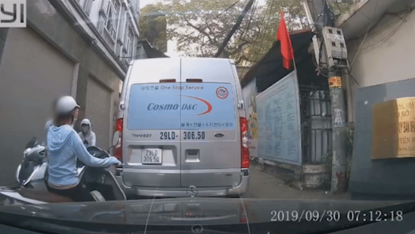 Công an xác minh gã đàn ông lái SH nhổ nước bọt vào mặt cô gái vì chưa kịp nhường đường - ảnh 1
