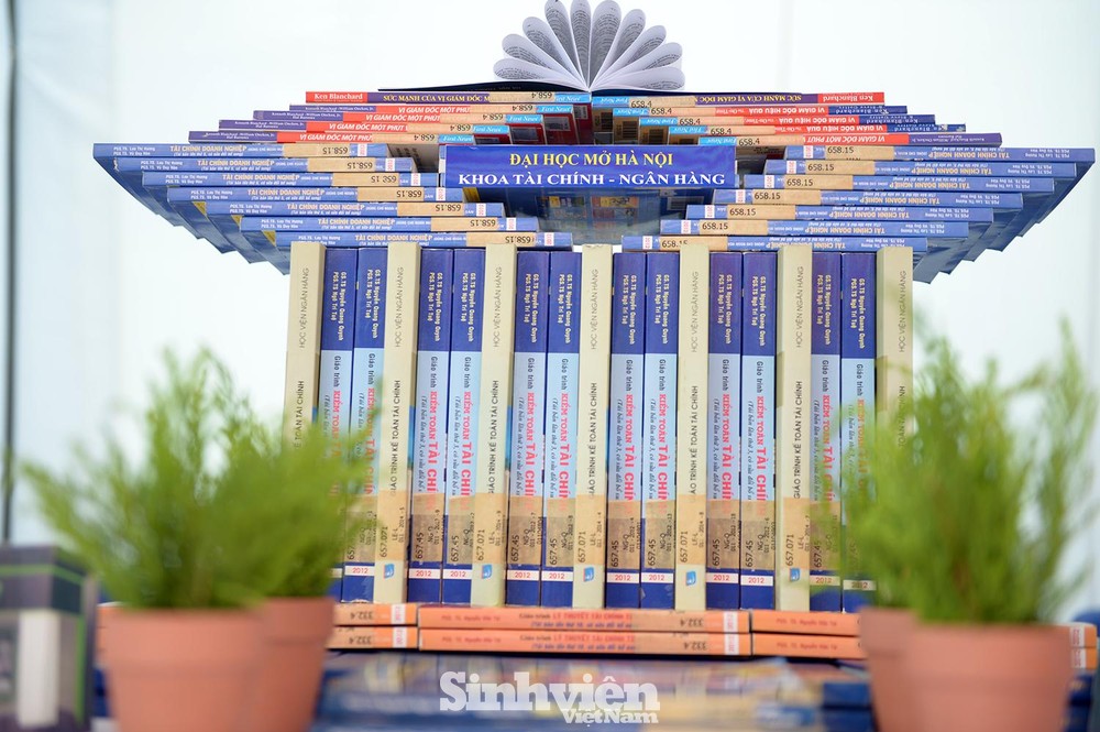  Mô hình xếp sách nghệ thuật Lăng Bác được các cán bộ Thư viện tỉnh Kiên  Giang xếp và trưng bày tại Huyện ủy huyện An Biên  By Thư viện