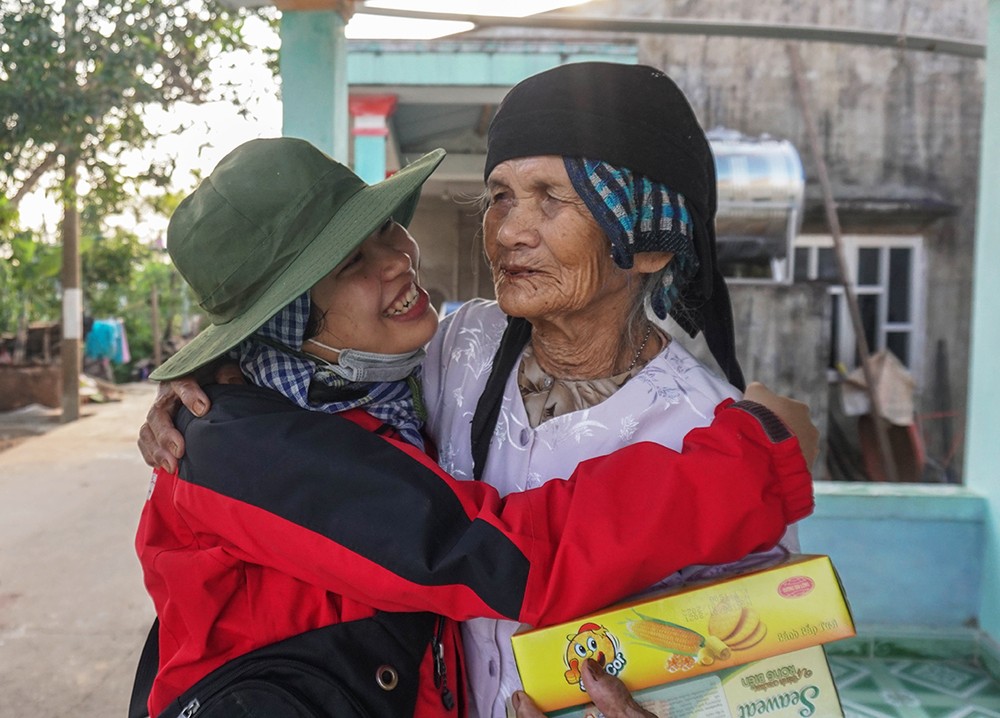 Tình nguyện mùa đông ấm lòng người vùng sâu