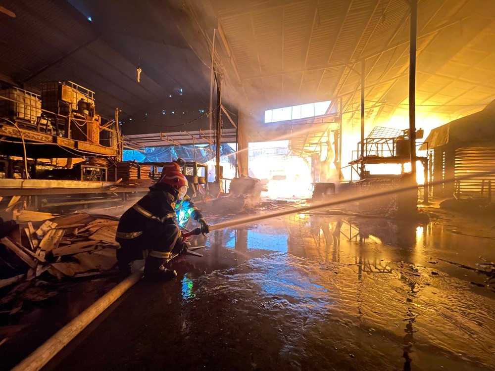 Vụ xưởng gỗ ở Hà Nội 'chìm' trong lửa: Bị đình chỉ vẫn lén lút hoạt động ảnh 3