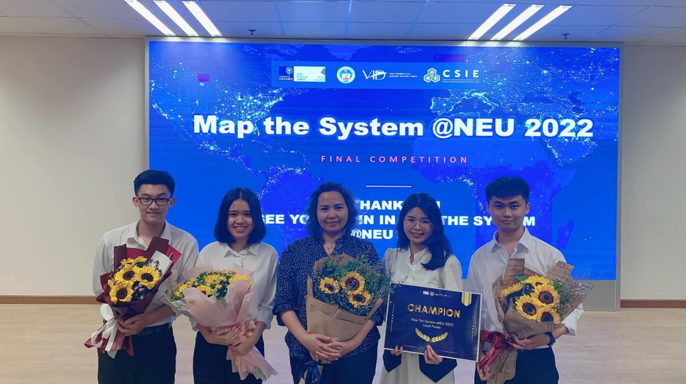 Sinh viên Kinh tế Quốc dân đại diện Việt Nam: Chúc mừng các sinh viên Kinh tế Quốc dân đã được đưa vào danh sách đại diện Việt Nam tại các giải thưởng quốc tế. Đây là niềm tự hào không chỉ của trường mà cả của toàn thể quốc dân. Cùng chia sẻ niềm vui và động viên cho các tài năng trẻ của chúng ta!