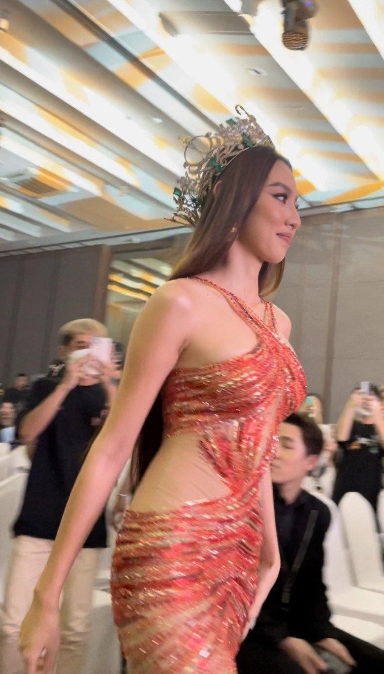 Choáng ngợp với nhan sắc thật của Hoa hậu Thùy Tiên: Đẹp mọi góc độ, bất chấp camera thường ảnh 4