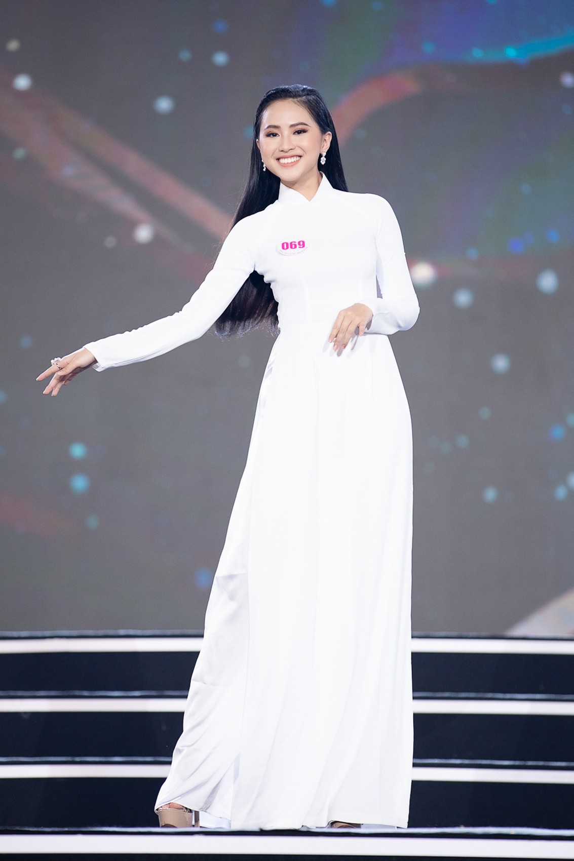 Màn trình diễn áo dài đong đầy cảm xúc của Top 59 thí sinh Hoa hậu Việt Nam 2020 ảnh 14