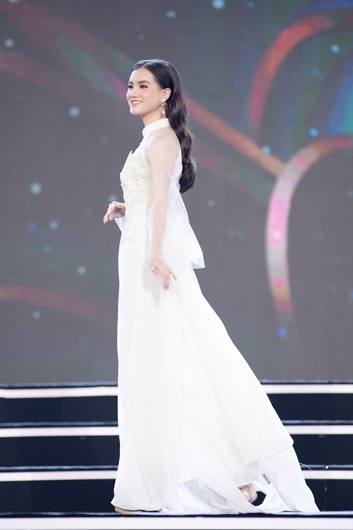 Màn trình diễn áo dài đong đầy cảm xúc của Top 59 thí sinh Hoa hậu Việt Nam 2020 ảnh 16