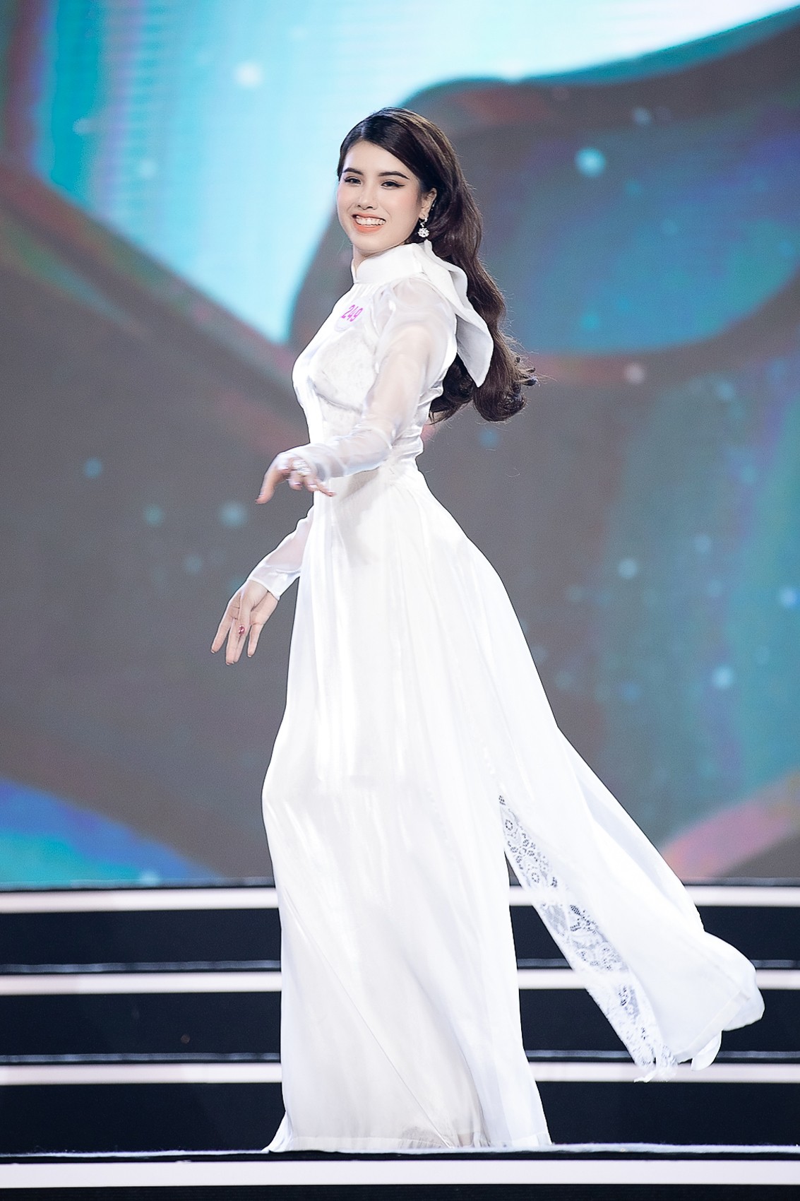 Màn trình diễn áo dài đong đầy cảm xúc của Top 59 thí sinh Hoa hậu Việt Nam 2020 ảnh 7