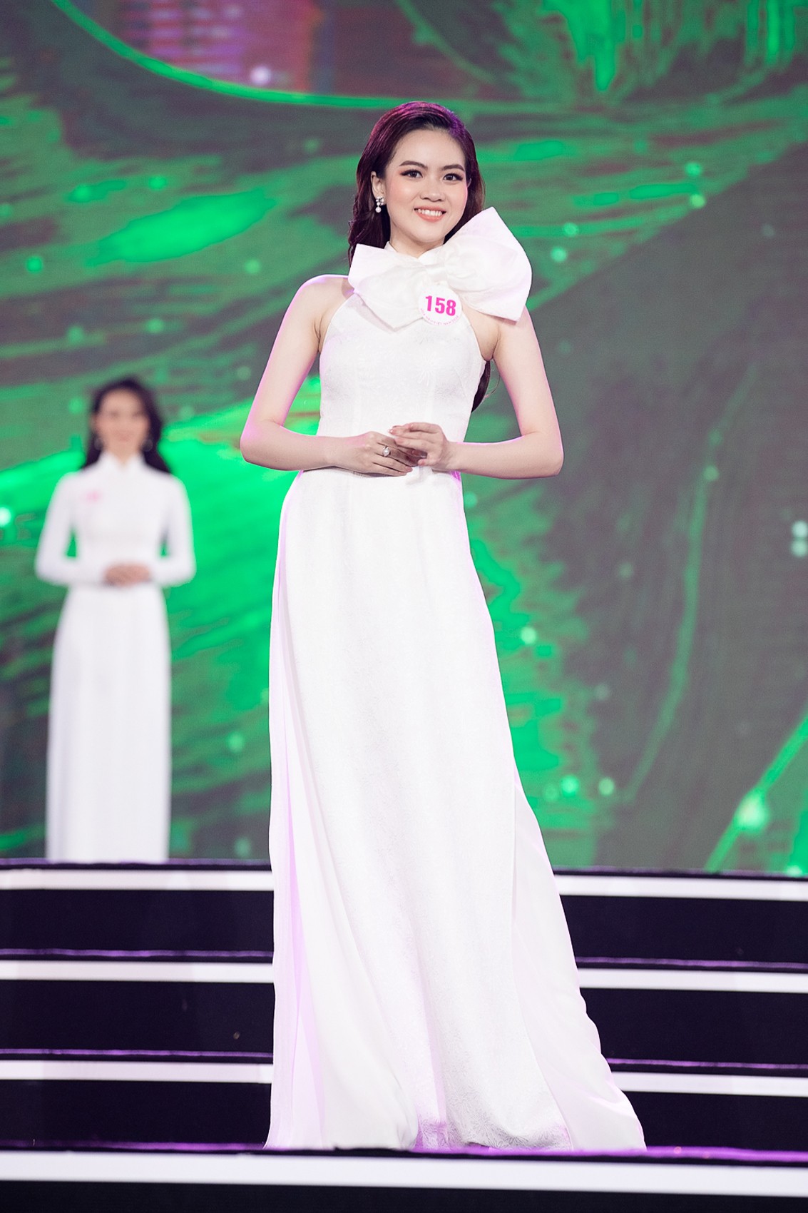 Màn trình diễn áo dài đong đầy cảm xúc của Top 59 thí sinh Hoa hậu Việt Nam 2020 ảnh 3