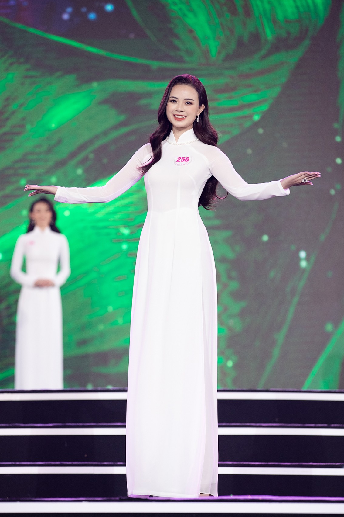 Màn trình diễn áo dài đong đầy cảm xúc của Top 59 thí sinh Hoa hậu Việt Nam 2020 ảnh 1