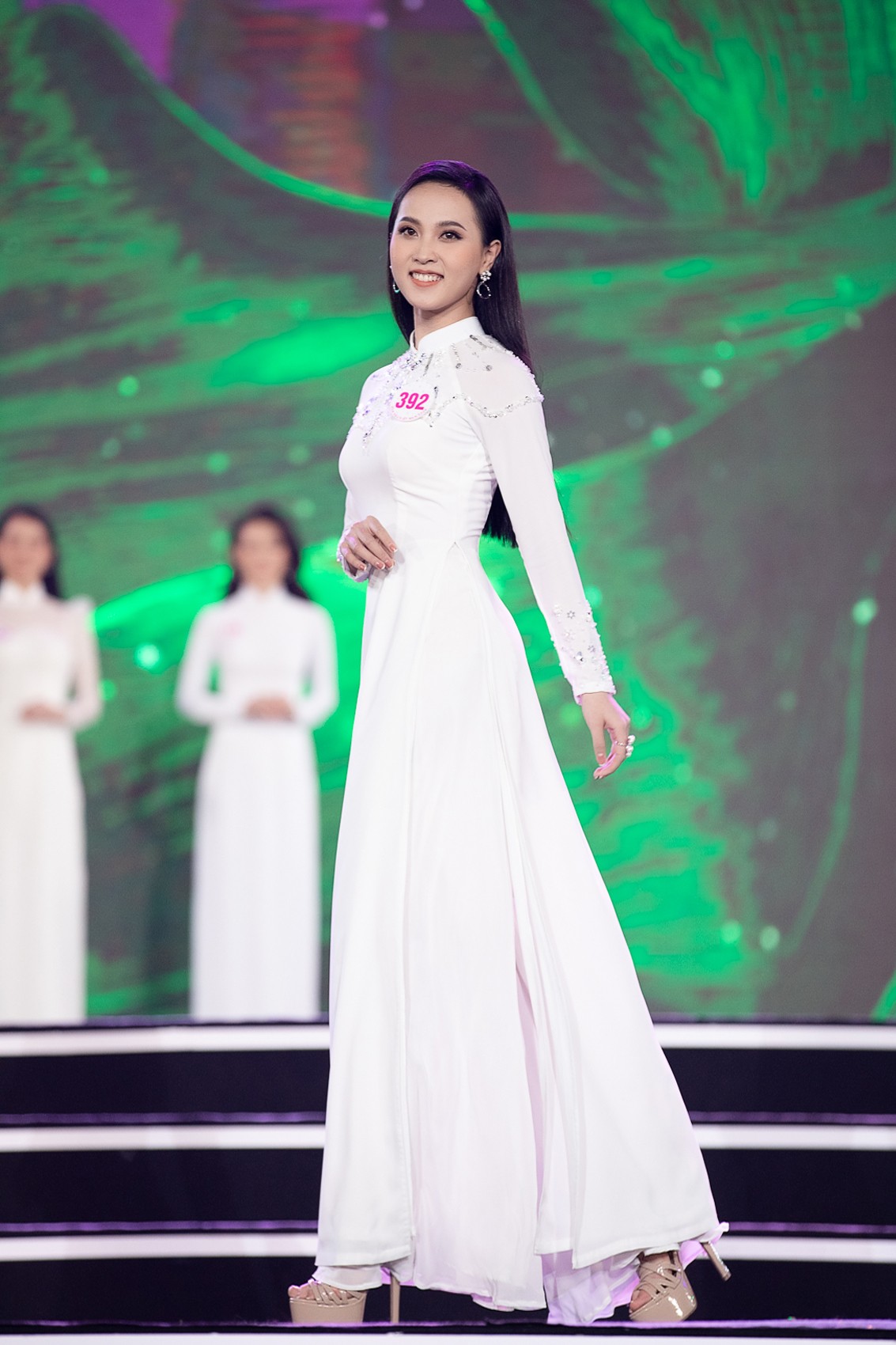 Màn trình diễn áo dài đong đầy cảm xúc của Top 59 thí sinh Hoa hậu Việt Nam 2020 ảnh 4