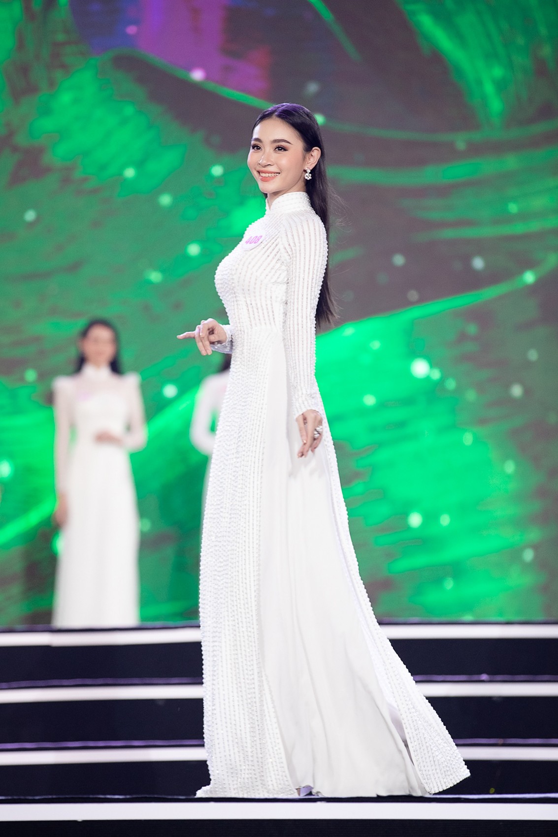 Màn trình diễn áo dài đong đầy cảm xúc của Top 59 thí sinh Hoa hậu Việt Nam 2020 ảnh 9
