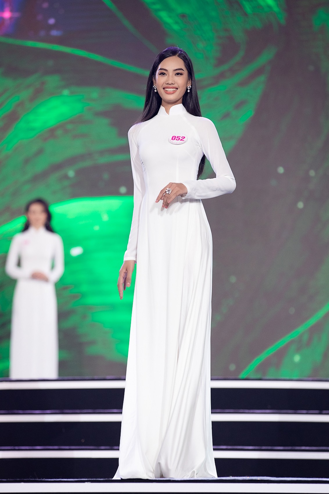 Màn trình diễn áo dài đong đầy cảm xúc của Top 59 thí sinh Hoa hậu Việt Nam 2020 ảnh 10