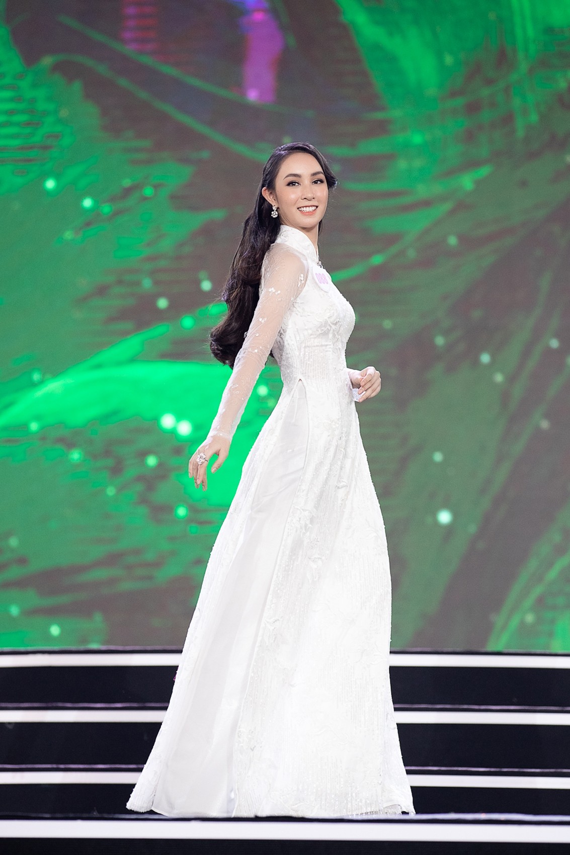 Màn trình diễn áo dài đong đầy cảm xúc của Top 59 thí sinh Hoa hậu Việt Nam 2020 ảnh 5