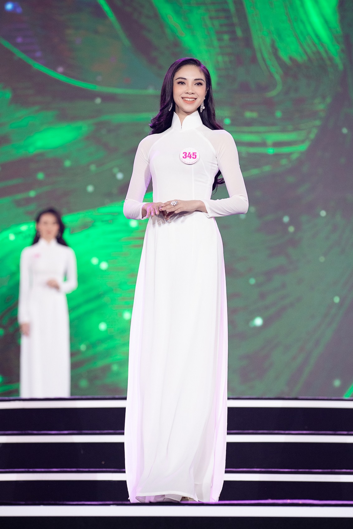 Màn trình diễn áo dài đong đầy cảm xúc của Top 59 thí sinh Hoa hậu Việt Nam 2020 ảnh 6