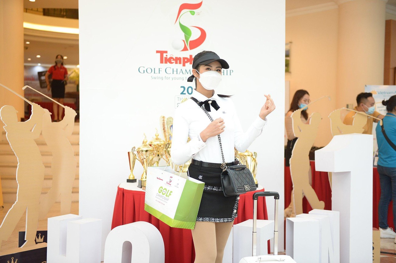 Jennifer Phạm và dàn người đẹp Hoa hậu Việt Nam khoe sắc tại Tiền Phong Golf Championship 2021 ảnh 2