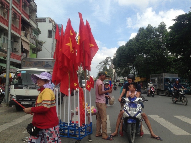 Trước giờ U23 Việt Nam ra quân, quốc kỳ 'nhuộm' đỏ đường phố Sài Gòn ảnh 7