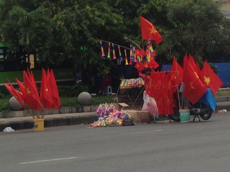 Trước giờ U23 Việt Nam ra quân, quốc kỳ 'nhuộm' đỏ đường phố Sài Gòn ảnh 3