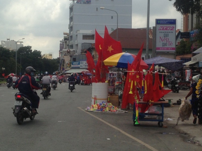 Trước giờ U23 Việt Nam ra quân, quốc kỳ 'nhuộm' đỏ đường phố Sài Gòn ảnh 2