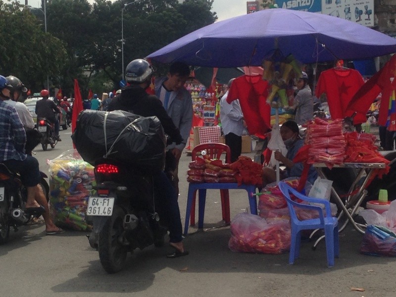 Trước giờ U23 Việt Nam ra quân, quốc kỳ 'nhuộm' đỏ đường phố Sài Gòn ảnh 4