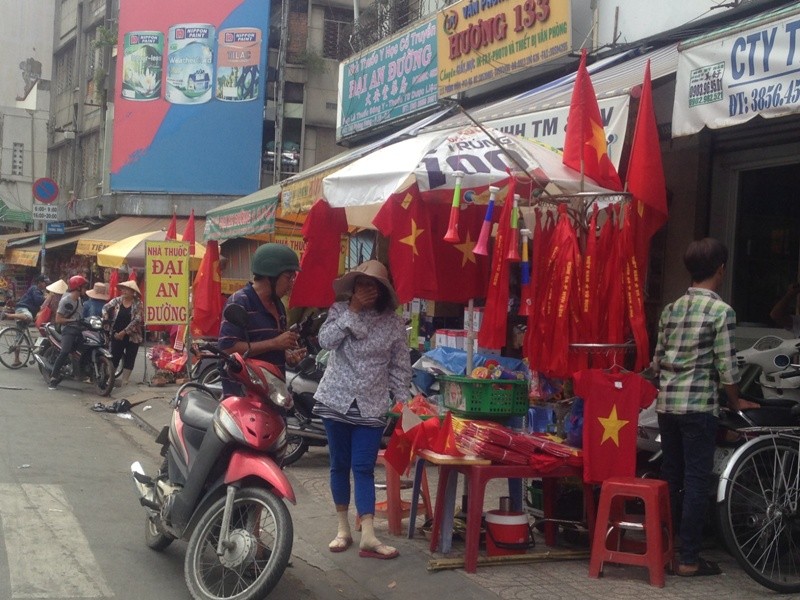 Trước giờ U23 Việt Nam ra quân, quốc kỳ 'nhuộm' đỏ đường phố Sài Gòn ảnh 1