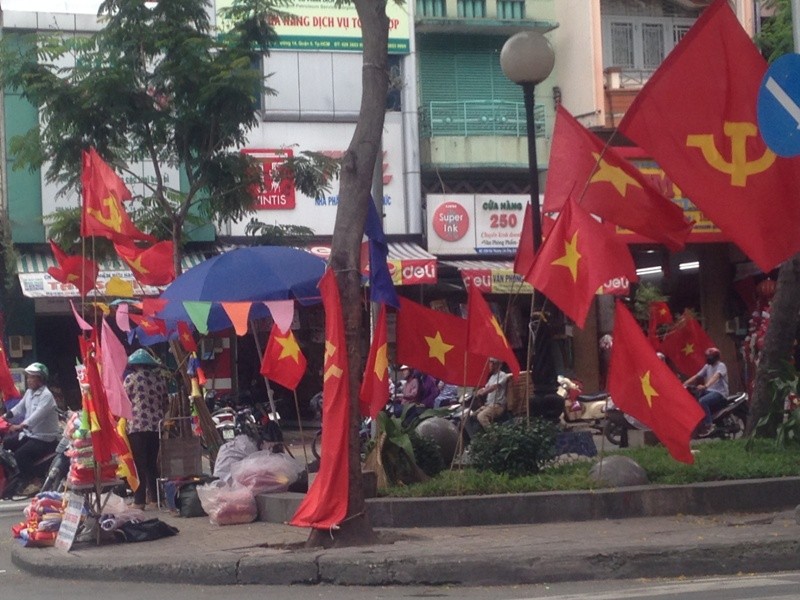 Trước giờ U23 Việt Nam ra quân, quốc kỳ 'nhuộm' đỏ đường phố Sài Gòn ảnh 5