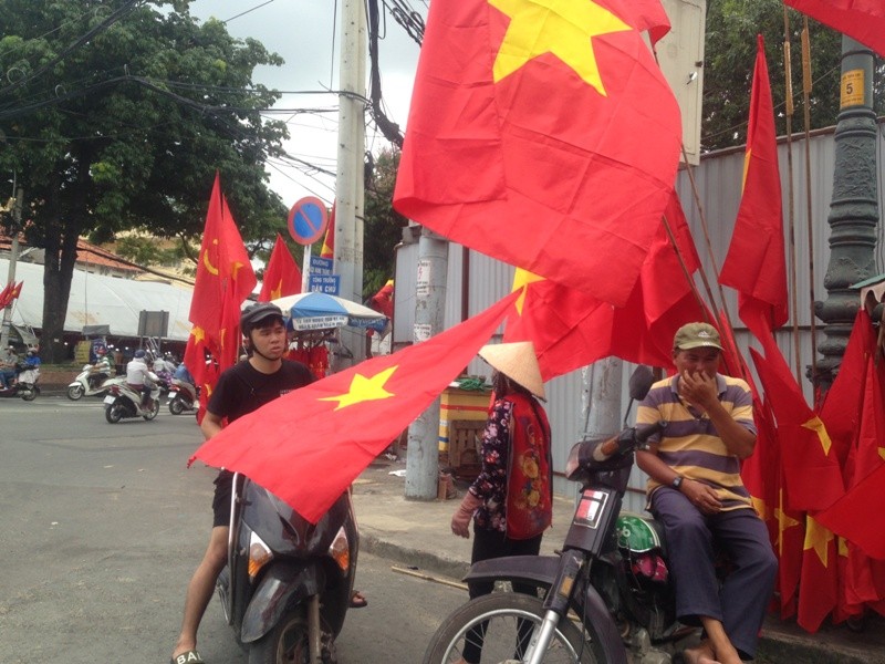 Trước giờ U23 Việt Nam ra quân, quốc kỳ 'nhuộm' đỏ đường phố Sài Gòn ảnh 9