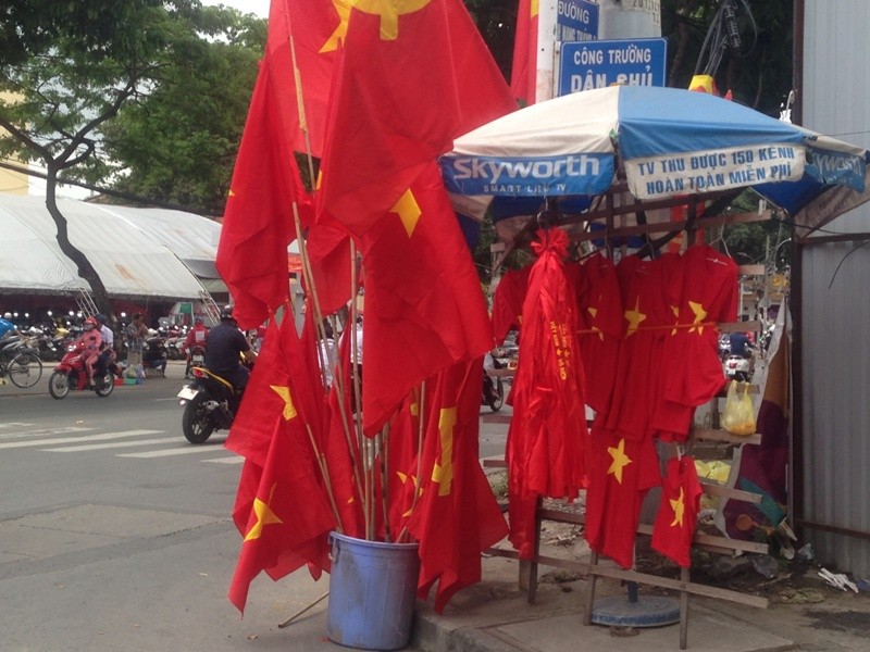 Trước giờ U23 Việt Nam ra quân, quốc kỳ 'nhuộm' đỏ đường phố Sài Gòn ảnh 8