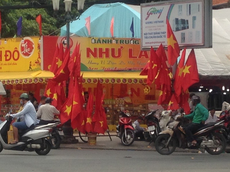 Trước giờ U23 Việt Nam ra quân, quốc kỳ 'nhuộm' đỏ đường phố Sài Gòn ảnh 10