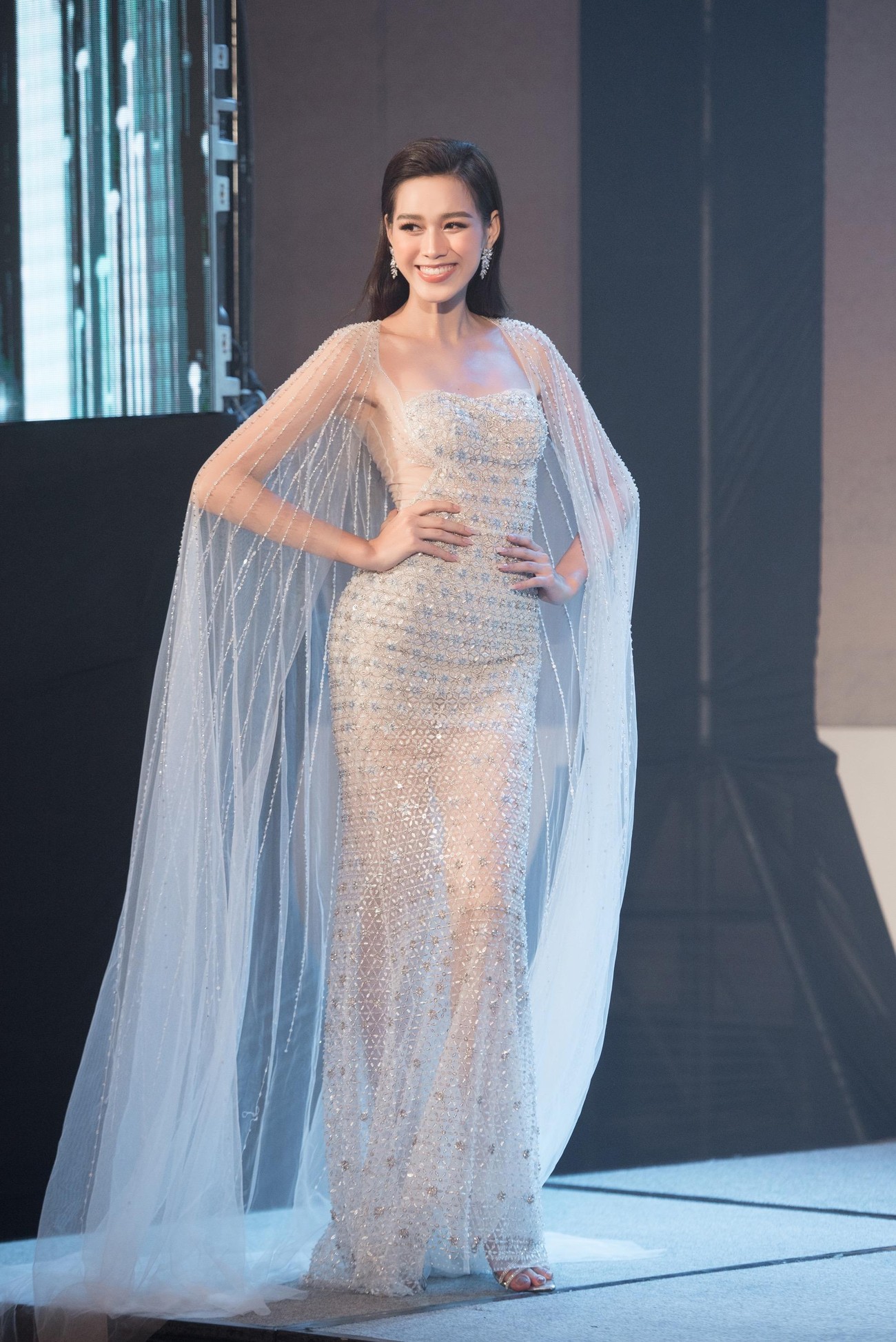 Loạt trang phục lộng lẫy, sexy mà Đỗ Thị Hà mang tới Miss World 2021 ảnh 3