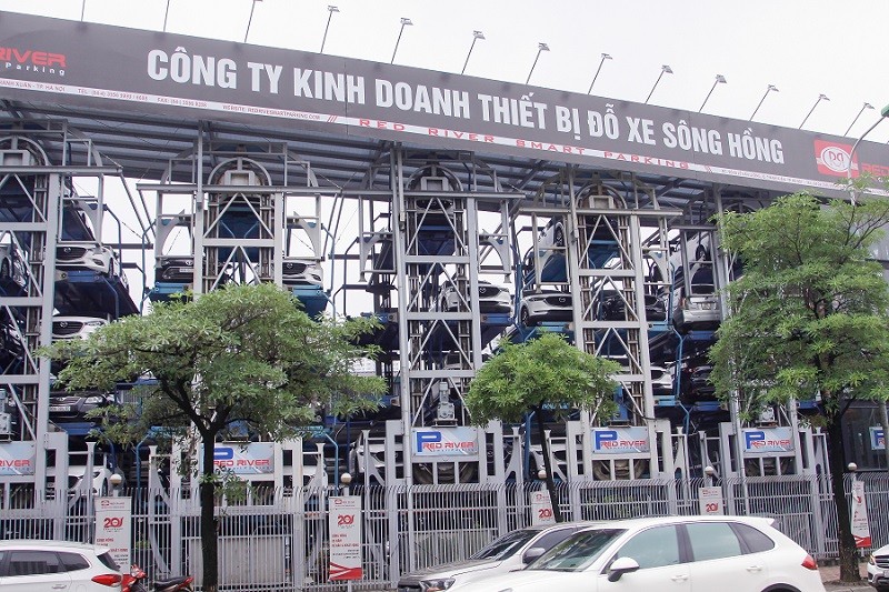 Bãi đỗ xe công cộng thành nơi để xe của đại lý ô tô ảnh 1