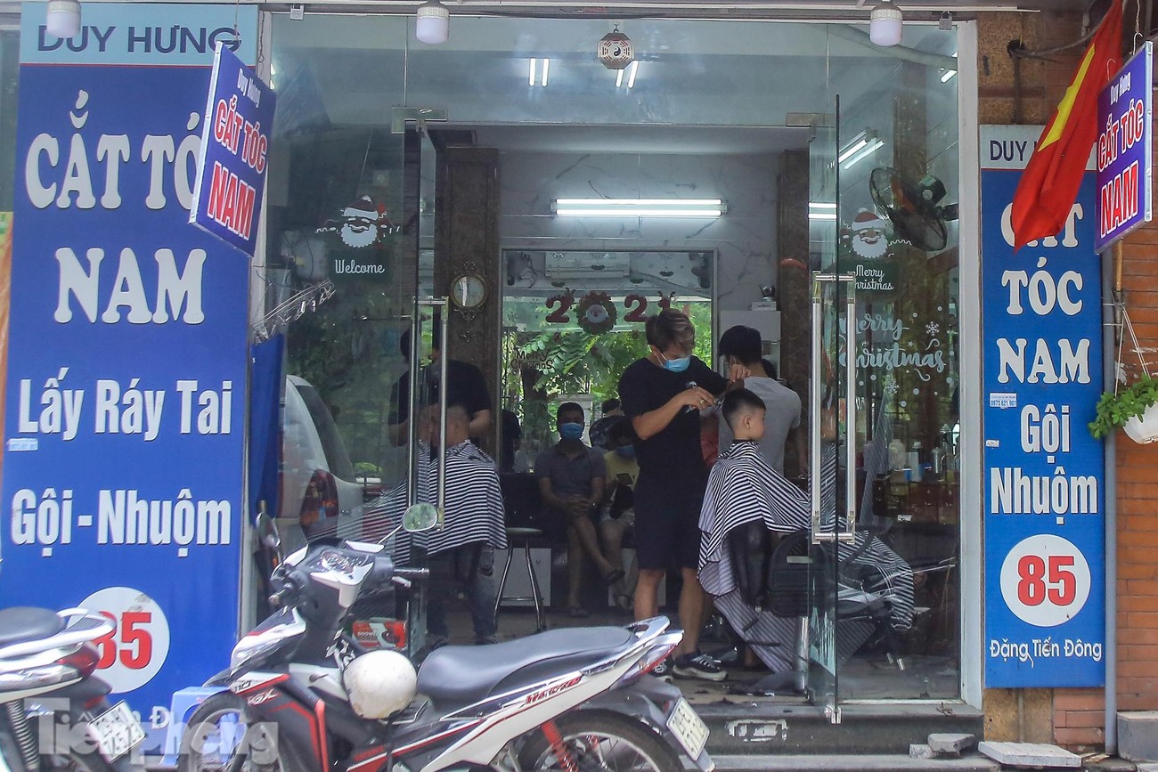 Người dân Hà Nội đổ xô đi cắt tóc trước lệnh đóng cửa tiệm ảnh 12