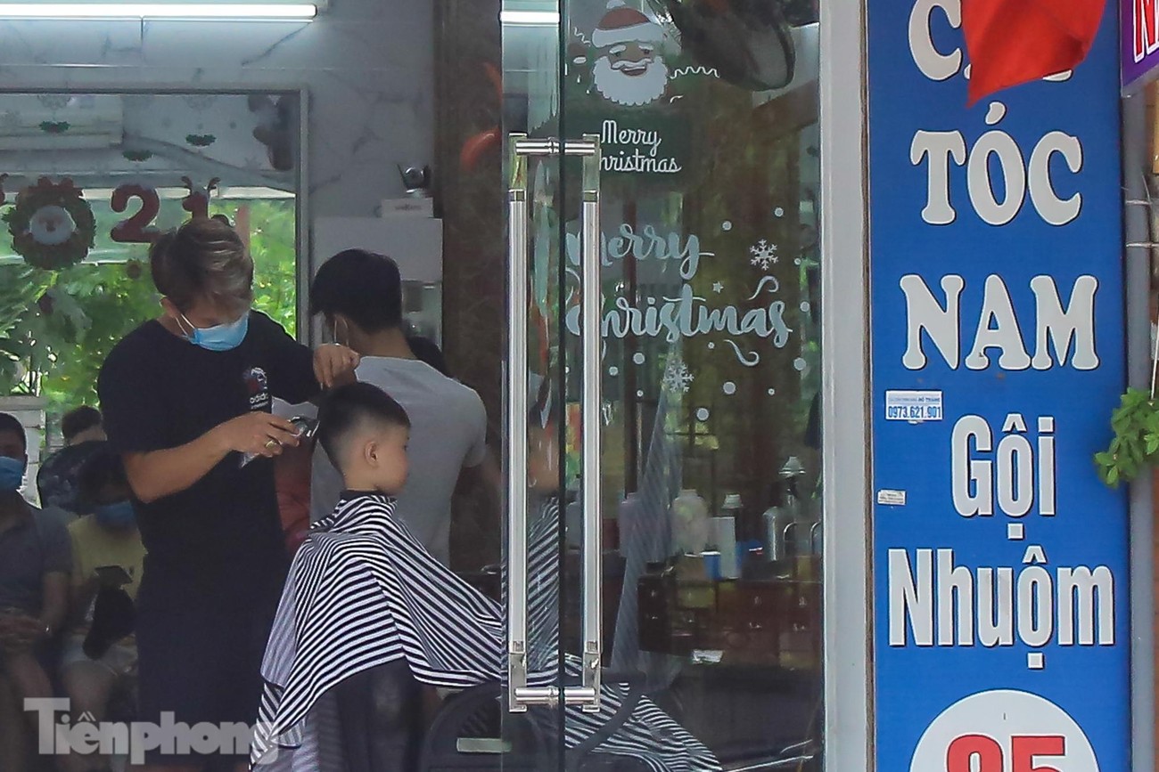 Người dân Hà Nội đổ xô đi cắt tóc trước lệnh đóng cửa tiệm ảnh 14
